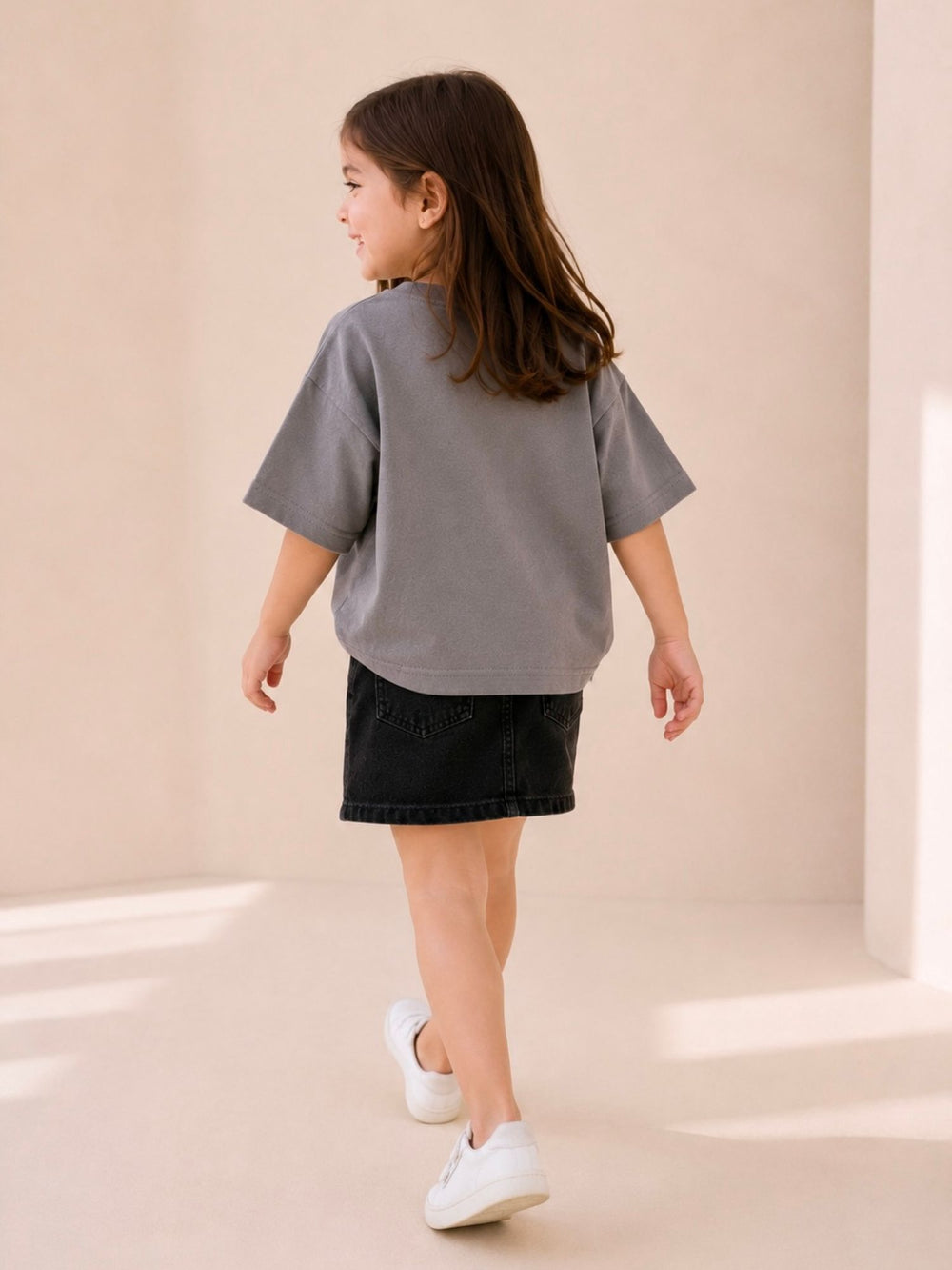 Girls' gray & black oversized drop-shoulder t-shirt with contrast pocket, view 2 | FLCN